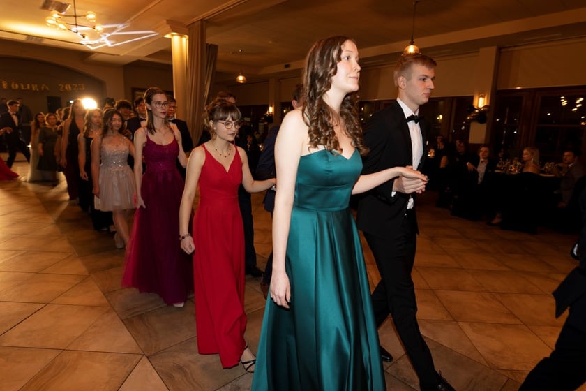 Na zdjęciu licealiści III LO na balu studniówkowym 21.01.2023 r.