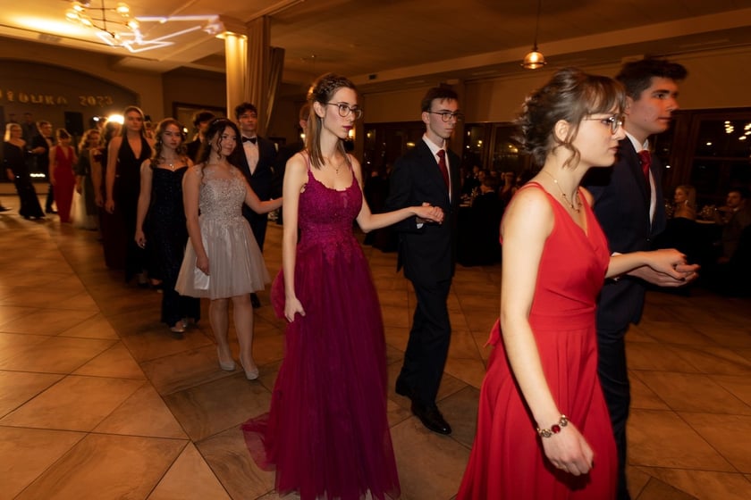 Na zdjęciu licealiści III LO na balu studniówkowym 21.01.2023 r.