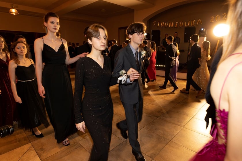 Na zdjęciu licealiści III LO na balu studniówkowym 21.01.2023 r.