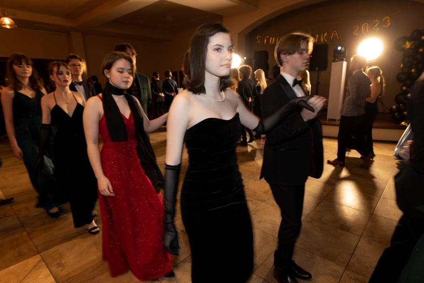 Na zdjęciu licealiści III LO na balu studniówkowym 21.01.2023 r.