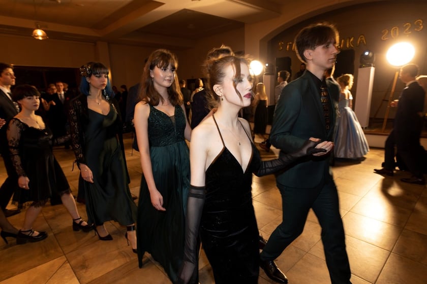 Na zdjęciu licealiści III LO na balu studniówkowym 21.01.2023 r.