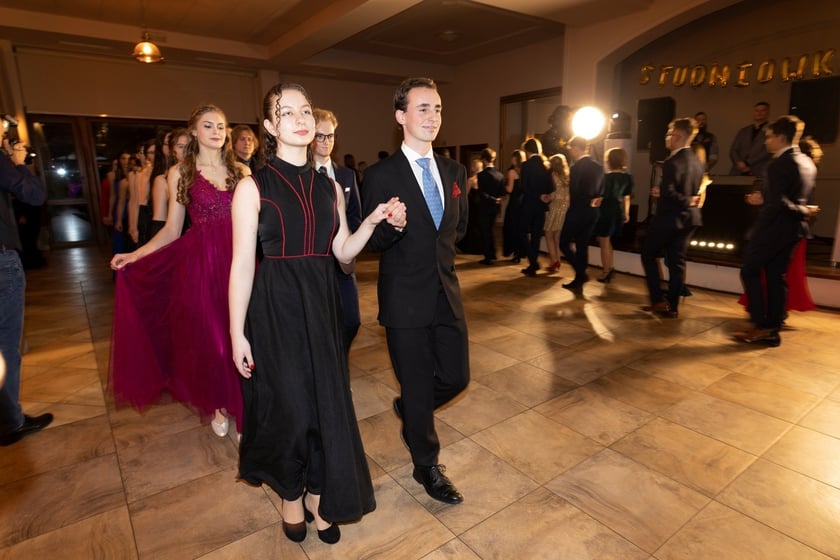 Na zdjęciu licealiści III LO na balu studniówkowym 21.01.2023 r.