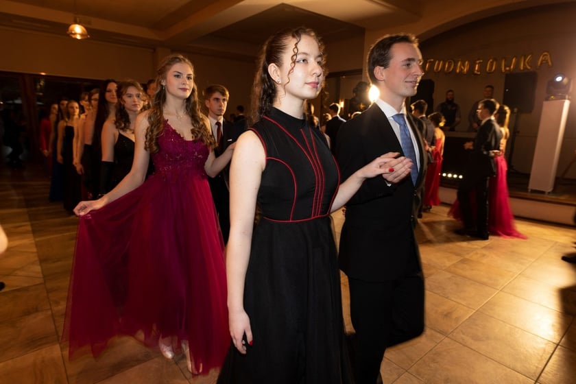 Na zdjęciu licealiści III LO na balu studniówkowym 21.01.2023 r.