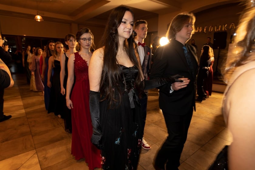 Na zdjęciu licealiści III LO na balu studniówkowym 21.01.2023 r.