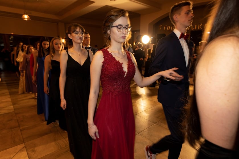 Na zdjęciu licealiści III LO na balu studniówkowym 21.01.2023 r.