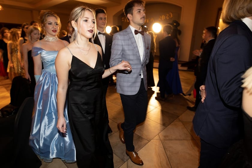 Na zdjęciu licealiści III LO na balu studniówkowym 21.01.2023 r.