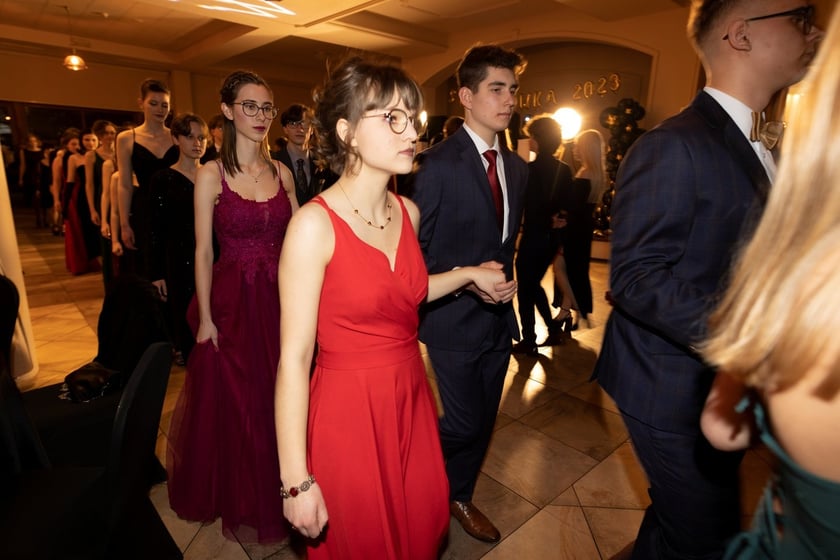 Na zdjęciu licealiści III LO na balu studniówkowym 21.01.2023 r.