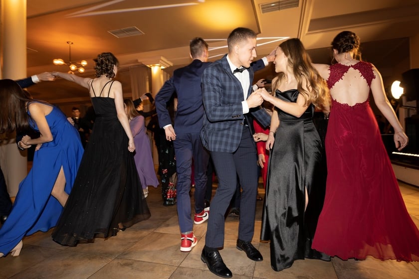 Na zdjęciu licealiści III LO na balu studniówkowym 21.01.2023 r.