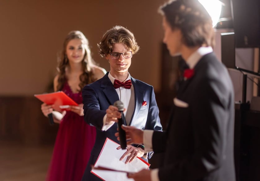 Na zdjęciu licealiści III LO na balu studniówkowym 21.01.2023 r.