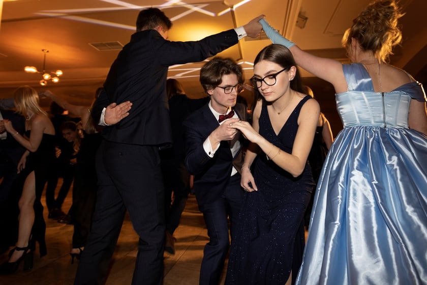 Na zdjęciu licealiści III LO na balu studniówkowym 21.01.2023 r.