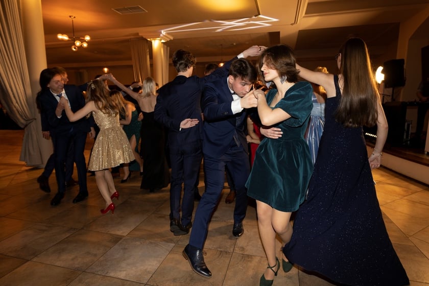 Na zdjęciu licealiści III LO na balu studniówkowym 21.01.2023 r.