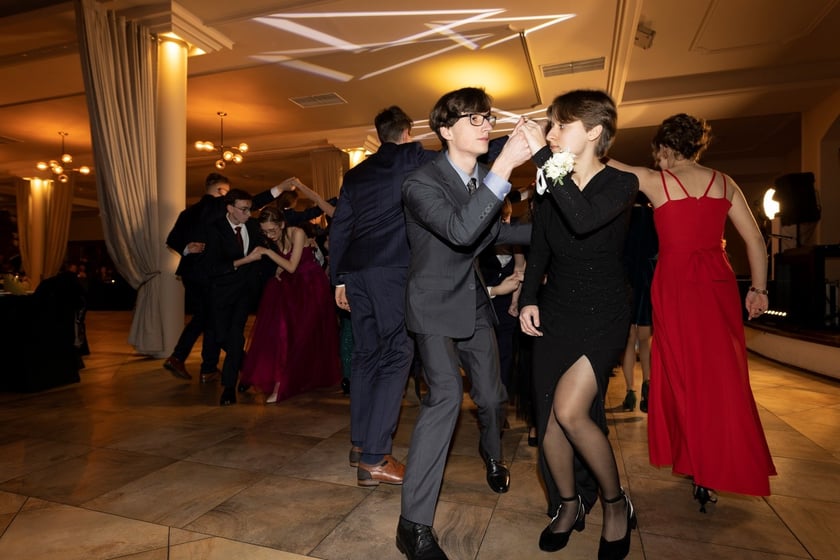 Na zdjęciu licealiści III LO na balu studniówkowym 21.01.2023 r.