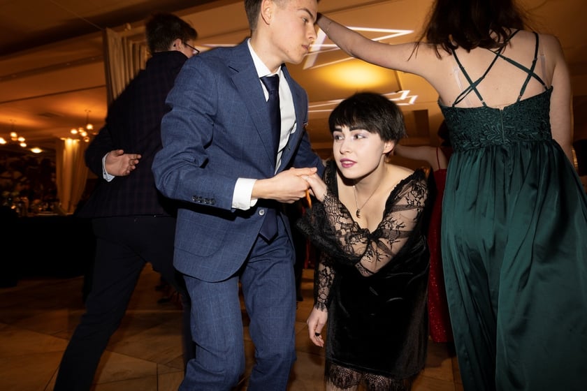 Na zdjęciu licealiści III LO na balu studniówkowym 21.01.2023 r.