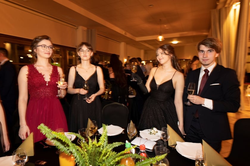 Na zdjęciu licealiści III LO na balu studniówkowym 21.01.2023 r.