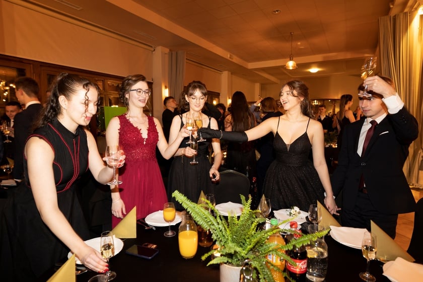 Na zdjęciu licealiści III LO na balu studniówkowym 21.01.2023 r.