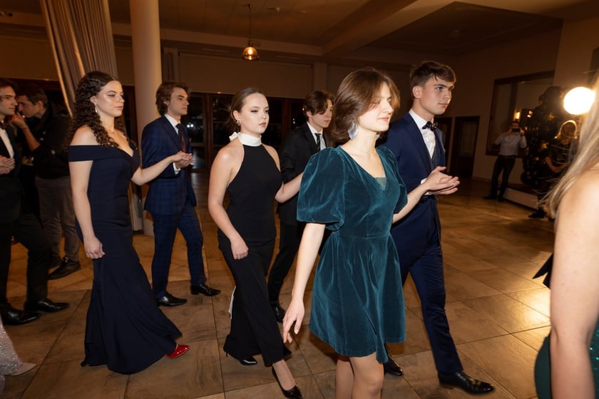 Na zdjęciu licealiści III LO na balu studniówkowym 21.01.2023 r.