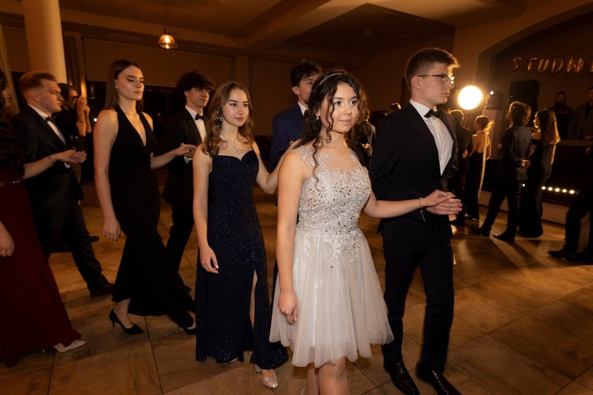 Na zdjęciu licealiści III LO na balu studniówkowym 21.01.2023 r.