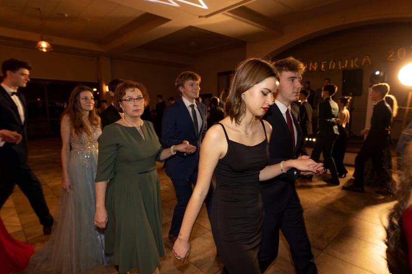 Na zdjęciu licealiści III LO na balu studniówkowym 21.01.2023 r.