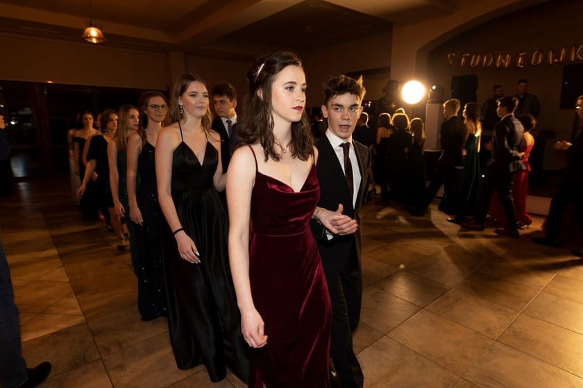 Na zdjęciu licealiści III LO na balu studniówkowym 21.01.2023 r.