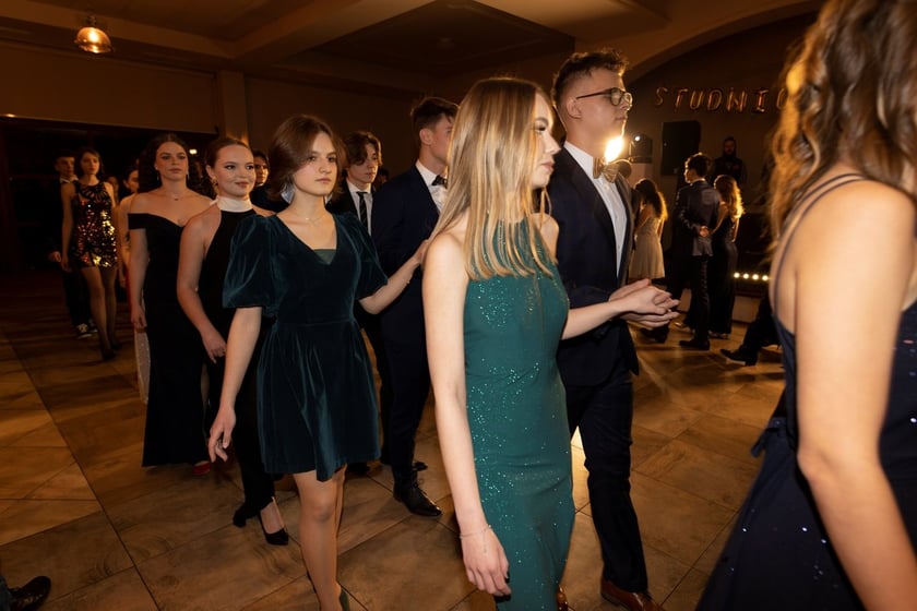 Na zdjęciu licealiści III LO na balu studniówkowym 21.01.2023 r.