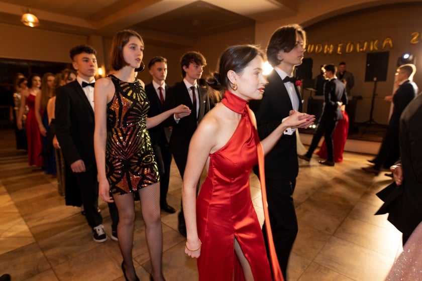 Na zdjęciu licealiści III LO na balu studniówkowym 21.01.2023 r.