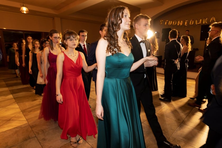 Na zdjęciu licealiści III LO na balu studniówkowym 21.01.2023 r.