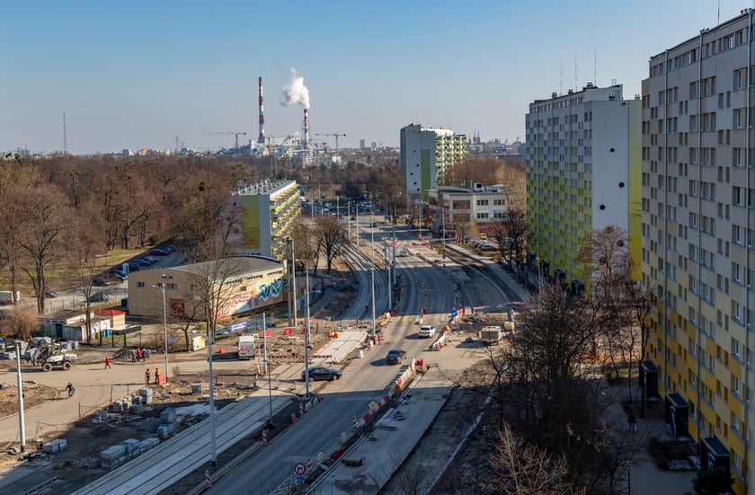 W 2023 roku wrocławianie zyskają dwie nowe linie tramwajowe: na Nowy Dw&oacute;r i przez Popowice. Zakończą się także prace przy rozbudowie ul. Kosmonaut&oacute;w, gł&oacute;wnej arterii prowadzącej na Leśnicę.
Dla wrocławskiego MPK to czas największych inwestycji w powojennej historii Wrocławia. Budowana od 2019 r. Trasa Autobusowo-Tramwajowa będzie mieć 7 km. i poprowadzi od pl. Orląt Lwowskich (fragment jest już przejezdny do pętli przy WPP) do końcowej pętli przy stacji kolejowej Wrocław Nowy Dw&oacute;r.
Na finiszu są też prace przy budowie trasy tramwajowej na Popowice, a także trasy do Leśnicy, gdzie tramwaje już kursują. Trwa tam obecnie dokańczanie infrastruktury przystank&oacute;w oraz prace związane z przebudową ul. Kosmonaut&oacute;w.&nbsp;