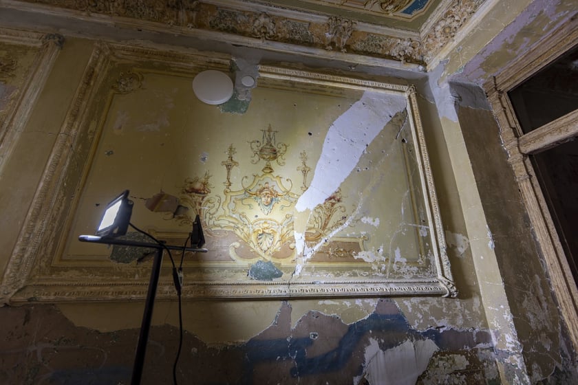 Prace konserwatorskie w sieni wejściowej przy ul. Pomorskiej we Wrocławiu