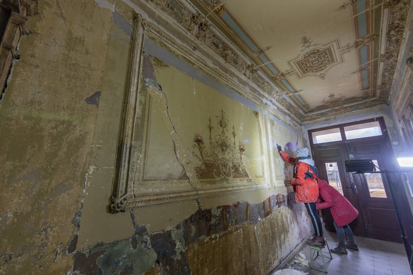 Prace konserwatorskie w sieni wejściowej przy ul. Pomorskiej we Wrocławiu