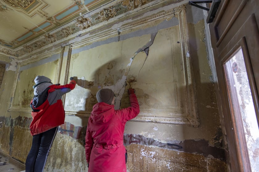 Prace konserwatorskie w sieni wejściowej przy ul. Pomorskiej we Wrocławiu