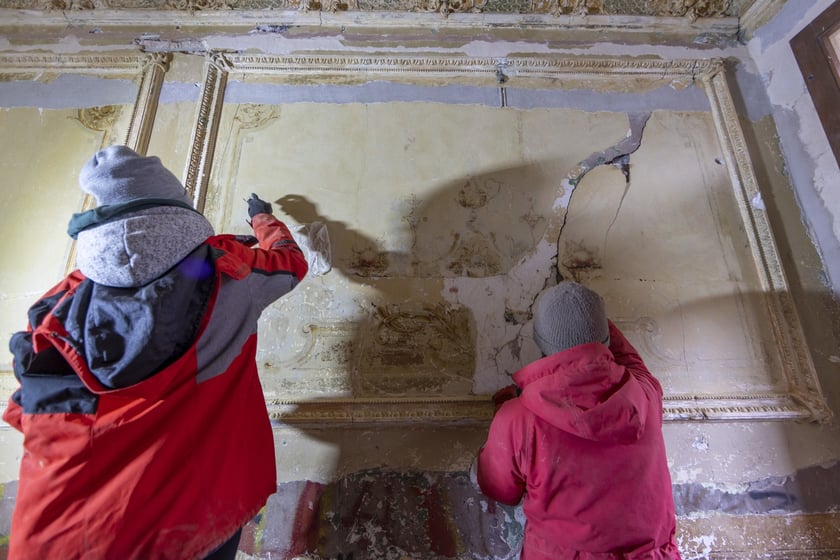 Prace konserwatorskie w sieni wejściowej przy ul. Pomorskiej we Wrocławiu