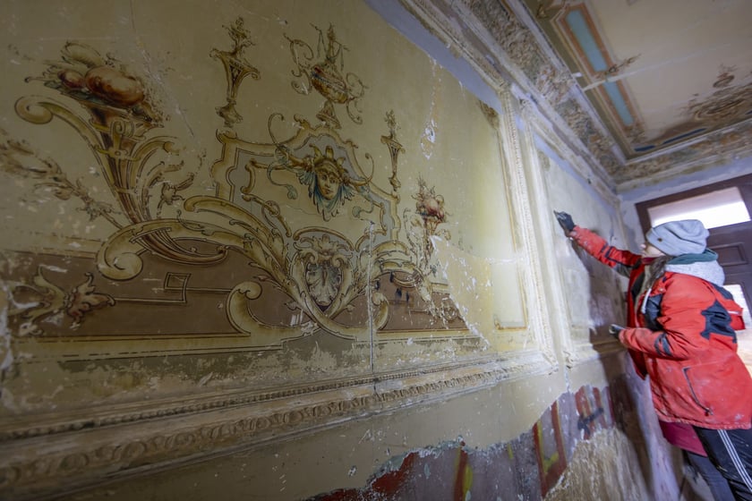 Prace konserwatorskie w sieni wejściowej przy ul. Pomorskiej we Wrocławiu