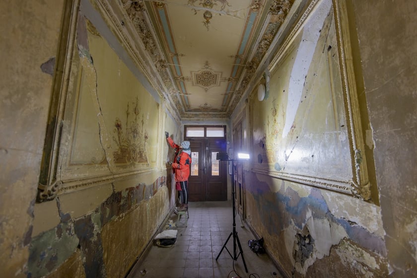 Prace konserwatorskie w sieni wejściowej przy ul. Pomorskiej we Wrocławiu