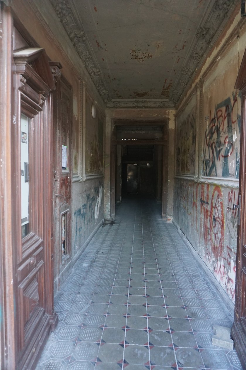 Sień wejściowa w kamienicy przy ul. Pomorskiej przed rozpoczęciem prac koserwatorskich