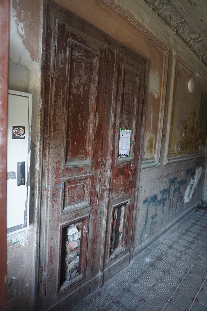 Sień wejściowa w kamienicy przy ul. Pomorskiej przed rozpoczęciem prac koserwatorskich