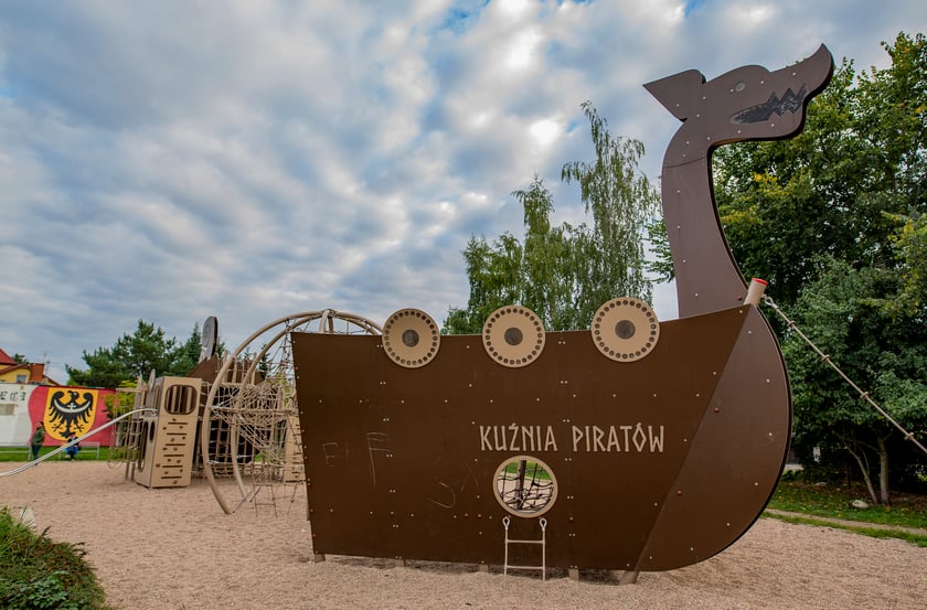 Ten tematyczny plac zabaw znajduje się na wrocławskim osiedlu Kuźniki.&nbsp;
Jest to jeden z bardziej oryginalnych plac&oacute;w zabaw we Wrocławiu. Wszystko tu kojarzy się z piratami. Jest ogromny statek z przeszkodami, tunelami, latarnia morska oraz ogromna ilość umieszczonych wszedzie llin, po kt&oacute;rych kt&oacute;rych można się wspinać.&nbsp;
Takie atrakcje przeznaczone są dla nieco starszych dzieci, te najmniejsze mogą sobie co prawda nie poradzić z zabawą na linach. Mimo to będą też zadowolone z wizyty w Kuźni Pirat&oacute;w.&nbsp;
Będąc w klicy skorzystać można też z pupmtrucku czy siłowni na świeżym powietrzu.&nbsp;
&nbsp;
Plac zabaw Kuźnia Pirat&oacute;w znajduje sie w tym miejscu:

