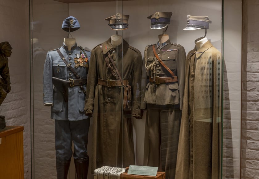 Broń, umundurowanie i odznaki wojskowe z kolekcji Muzeum Militariów we Wrocławiu