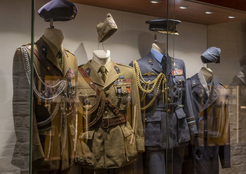 Broń, umundurowanie i odznaki wojskowe z kolekcji Muzeum Militariów we Wrocławiu