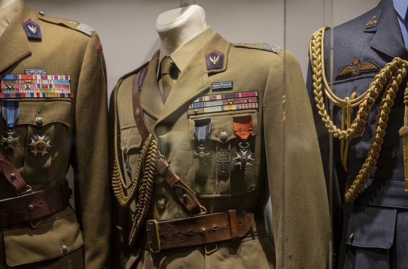 Broń, umundurowanie i odznaki wojskowe z kolekcji Muzeum Militariów we Wrocławiu