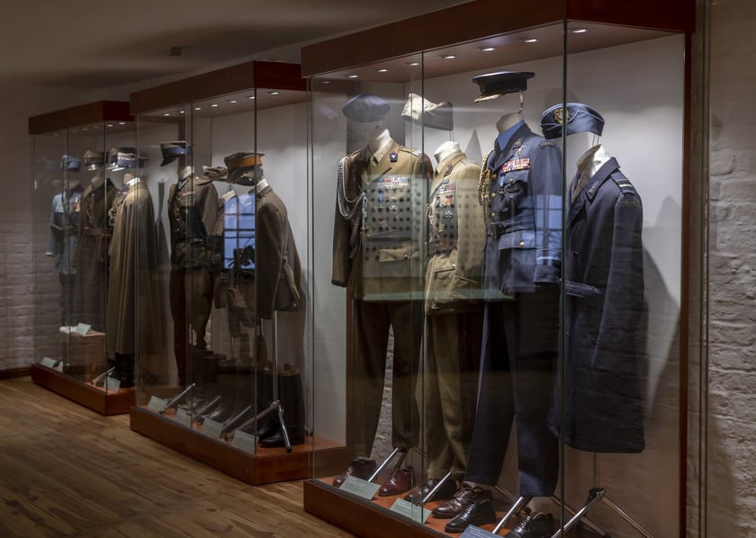 Broń, umundurowanie i odznaki wojskowe z kolekcji Muzeum Militariów we Wrocławiu