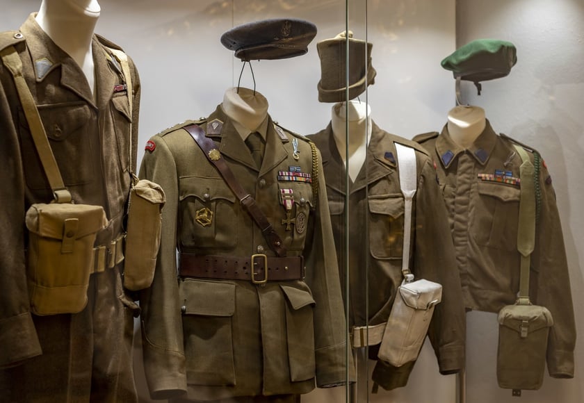 Broń, umundurowanie i odznaki wojskowe z kolekcji Muzeum Militariów we Wrocławiu