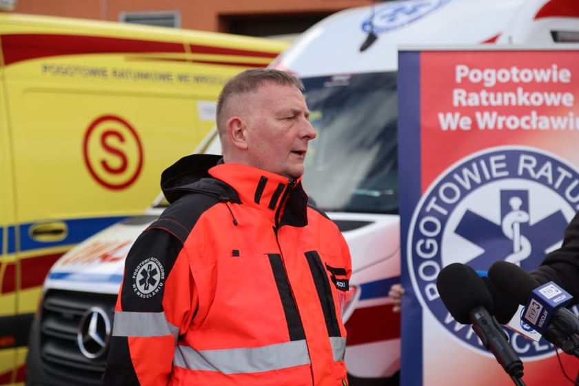 Odbiór nowych karetek we wrocławskim pogotowiu