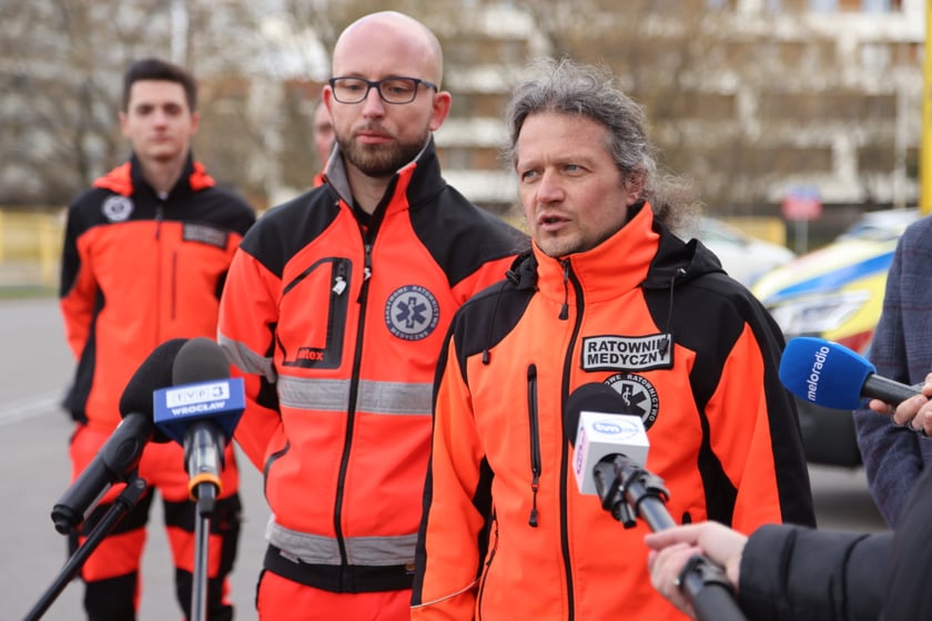 Odbiór nowych karetek we wrocławskim pogotowiu