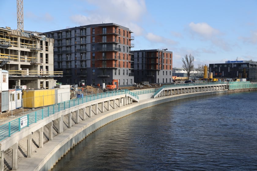 Nowe budynki mieszkalne przy rewitalizowanym nabrzeżu Odry w centrum