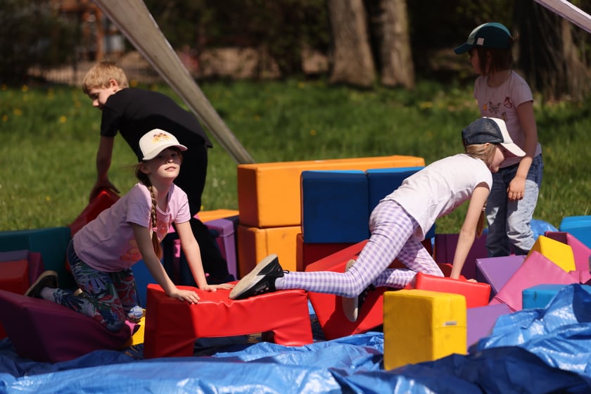 Piknik i gra terenowa na Popowicach zorganizowane przez Wrocławskie Centrum  Rozwoju Społecznego
