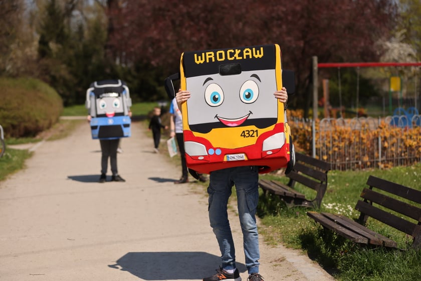 Piknik i gra terenowa na Popowicach zorganizowane przez Wrocławskie Centrum  Rozwoju Społecznego