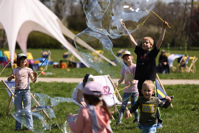 Piknik i gra terenowa na Popowicach zorganizowane przez Wrocławskie Centrum  Rozwoju Społecznego
