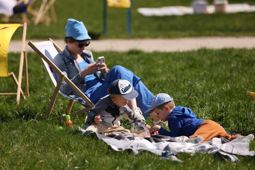 Piknik i gra terenowa na Popowicach zorganizowane przez Wrocławskie Centrum  Rozwoju Społecznego