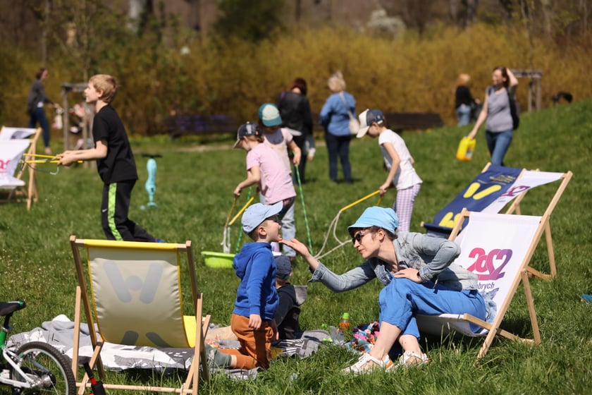Piknik i gra terenowa na Popowicach zorganizowane przez Wrocławskie Centrum  Rozwoju Społecznego