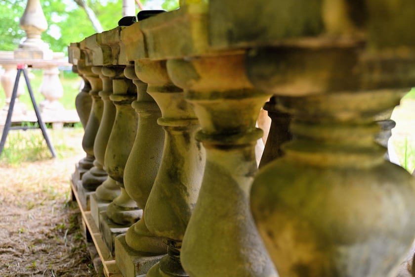 Specjaliści zdemontowane detale czyszczą, uzupełniają przywracają im niezkazitelny stan. To benedyktuńska praca. Każda kolumienka, każdy kawałek kamienia, podczas demontażu zostały ponumerowane i wr&oacute;cą dokładnie na to samo miejsce.